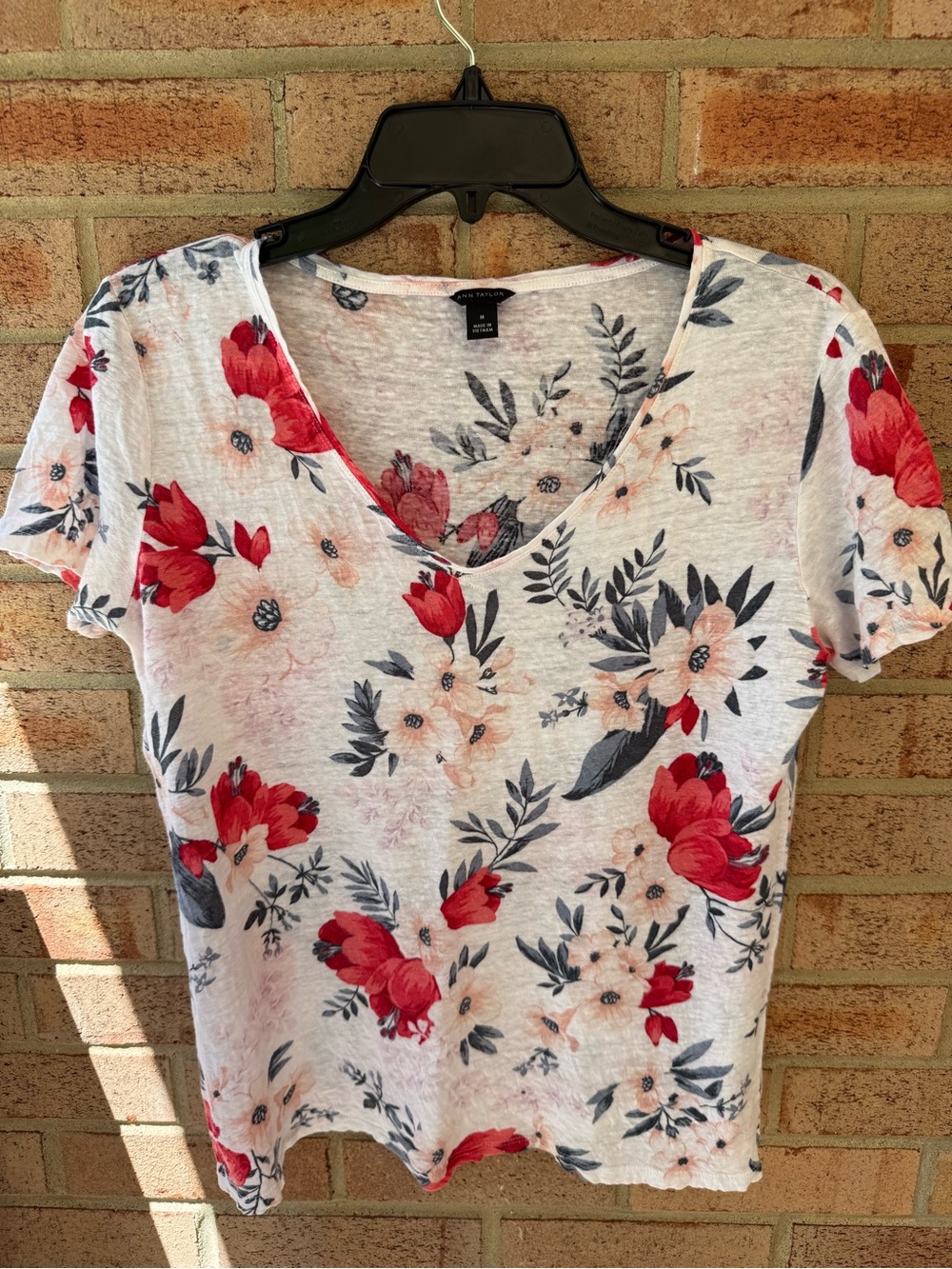 Ann Taylor Short Sleeve Floral V‑Neck Top - Red, White, Gray